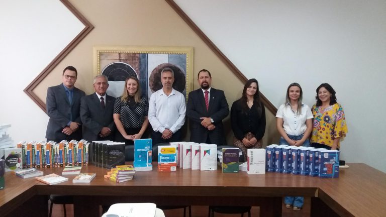 UNIARAXÁ DOA LIVROS À OAB ARAXÁ