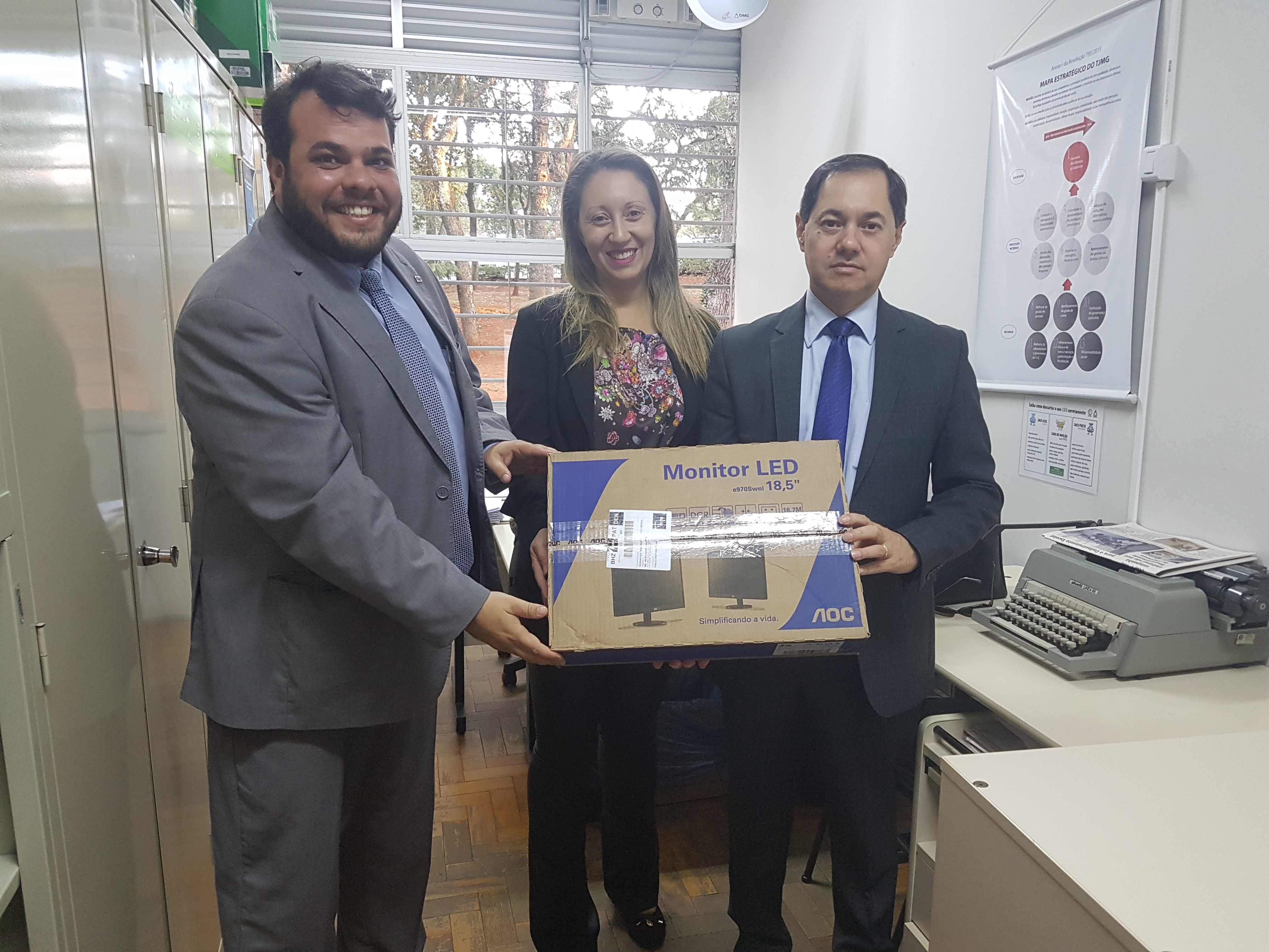 Entrega do monitor da sala do CEJUSC