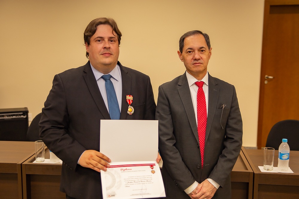ADVOGADO ARAXAENSE RECEBE A COMENDA MEDALHA DESEMBARGADOR HÉLIO COSTA EM ARAXÁ.